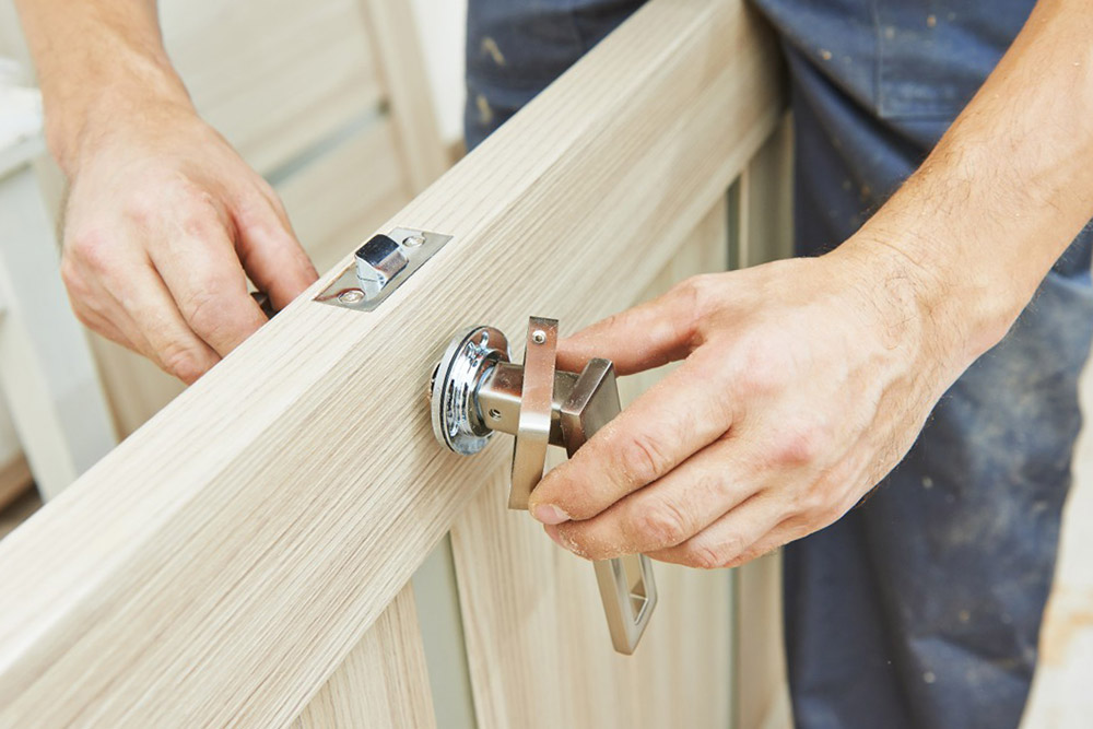 Возможно ли выполнить ремонт межкомнатной двери своими руками?